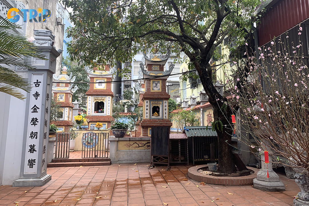 Apart from exploring the temple, you should offer prayers here for peace and health