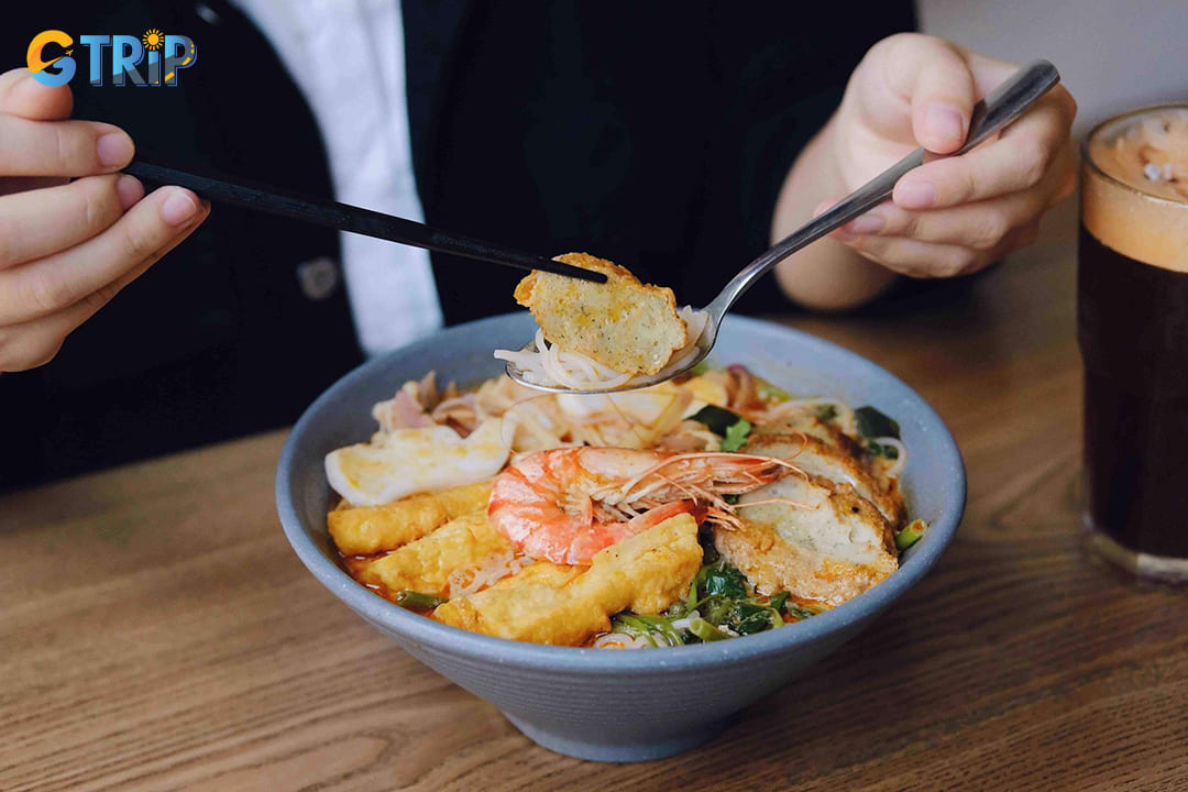 Bep Thai Koh Yam serves Thai-inspired seafood noodles with a signature Tom Yum broth, fresh seafood, and bold flavors across multiple Hanoi locations