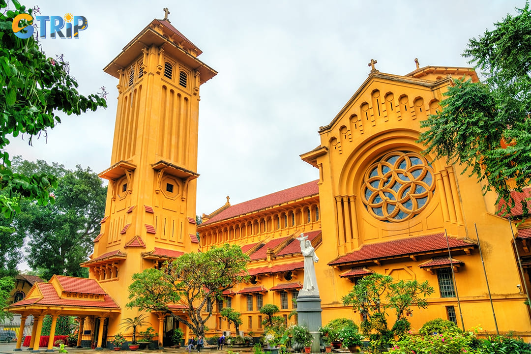 Cua Bac Church in Hanoi sits on scenic Phan Dinh Phung Street, near major landmarks, and is easily reached on foot, by bus, cyclo, or ride-hailing apps