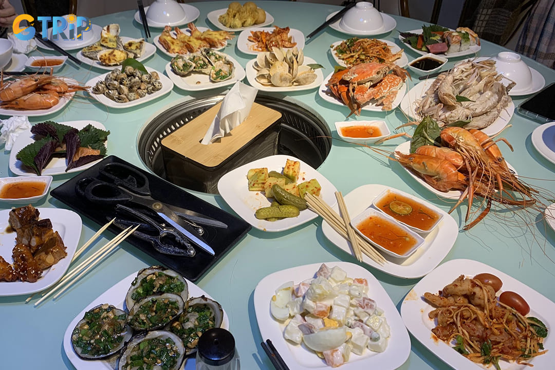 Cuu Van Long in Hanoi offers a lavish Hong Kong-style all-you-can-eat buffet with live seafood, dim sum, Peking duck, and classic Cantonese favorites in a modern setting
