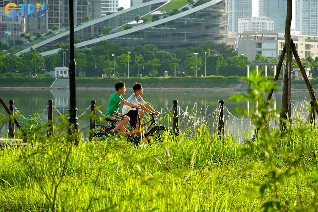 Cycling in Hanoi’s traffic may look chaotic, but with the right mindset and safety tips, it’s surprisingly manageable