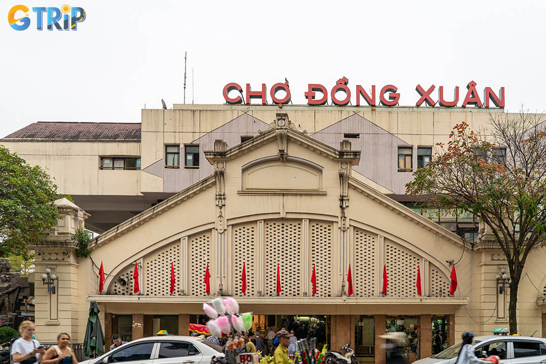 Dong Xuan Market is Hanoi’s oldest and largest market, offering everything from fresh produce to crafts and street food in a vibrant Old Quarter setting