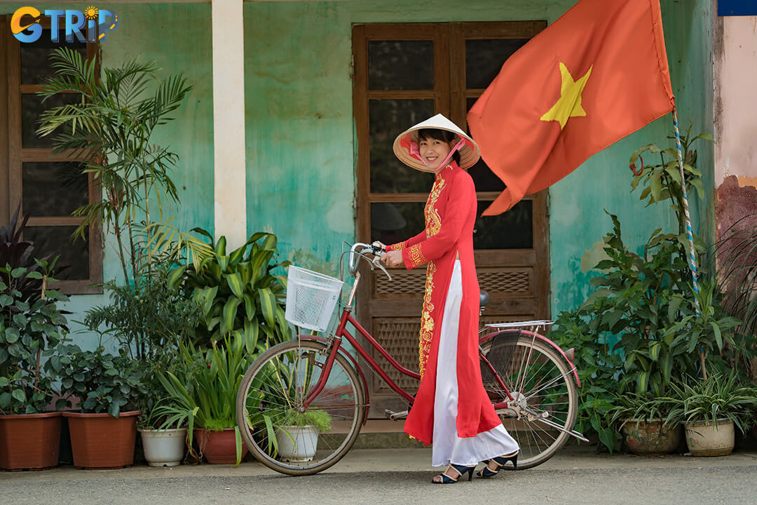 Everything you need to know about cycling in Hanoi, safety, bike choice, road rules, and navigating intersections