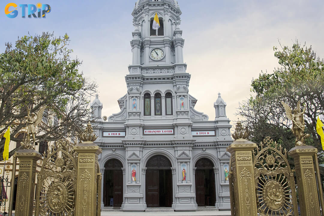 Ha Dong Cathedral is a modern, spacious landmark serving as the central hub for Catholic worship and community life in Hanoi’s suburban district
