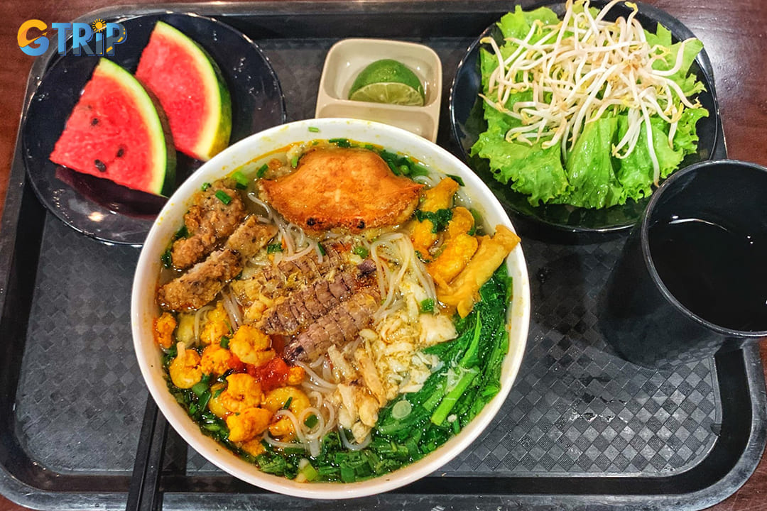 Ha Long Seafood Noodle in Cau Giay brings coastal flavors to Hanoi with umami-rich broth and generous bowls of fresh clams, shrimp, and squid