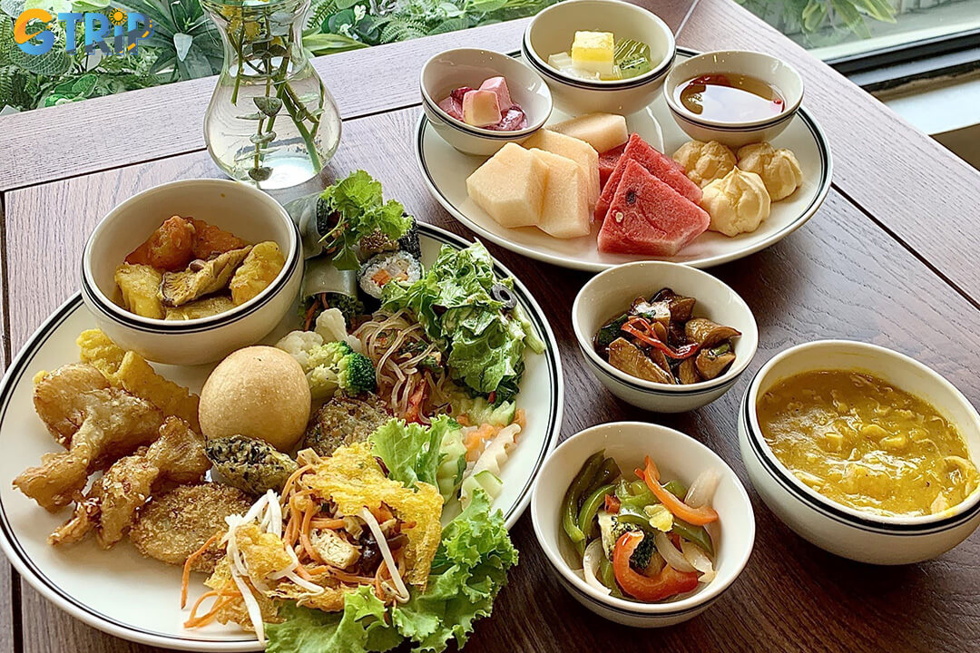Haan Vegan is a minimalist, calming spot in Ba Dinh offering a thoughtfully curated vegan buffet of fresh, wholesome, and affordable dishes