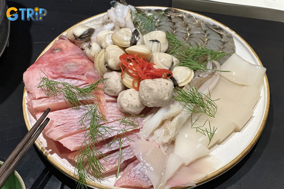 Hanoi Pho Ngon 37 recreates a vibrant street food market with diverse Vietnamese dishes, highlighted by fresh seafood favorites in a modern setting
