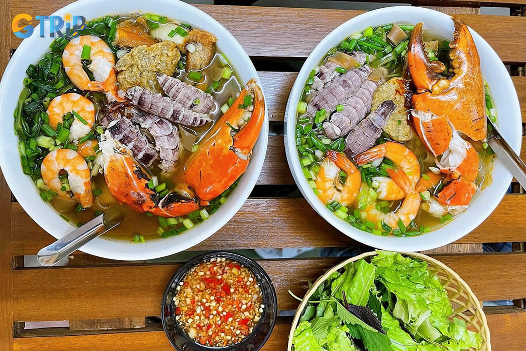 Hoang Linh in Dong Da is renowned for its clear, flavorful seafood noodle broth and fresh ingredients like shrimp, mantis shrimp, and fish balls