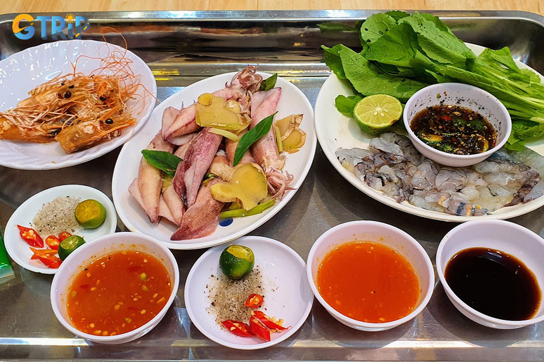 Huong Lan Seafood in Ba Dinh is a beloved family-run spot serving fresh steamed crab, grilled oysters, and classic Vietnamese seafood at great prices