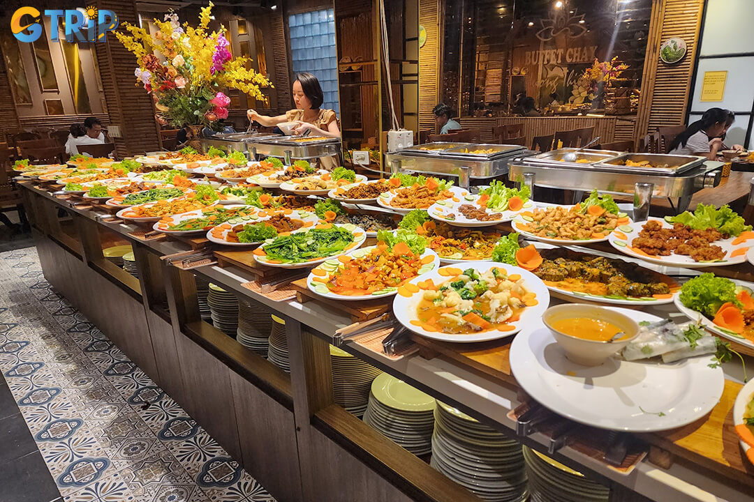 Huong Thien is a popular Dong Da spot offering a spacious setting and a well-priced vegan buffet with a wide variety of traditional Vietnamese dishes