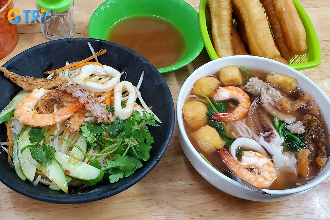 Long Thuy in Ba Dinh’s Ngu Xa area is loved for its tangy Thai-style seafood noodles, affordable prices, and charming lakeside setting