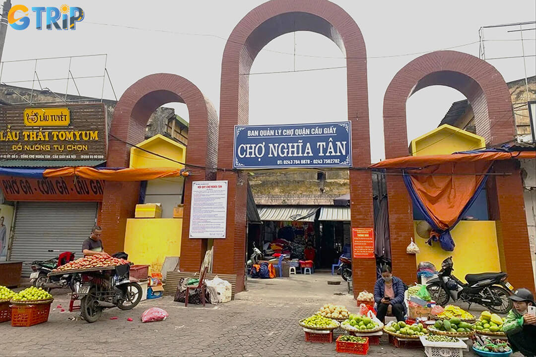 Nghia Tan Market is a traditional Hanoi market, famous for its vibrant atmosphere, diverse goods, and authentic street food specialties