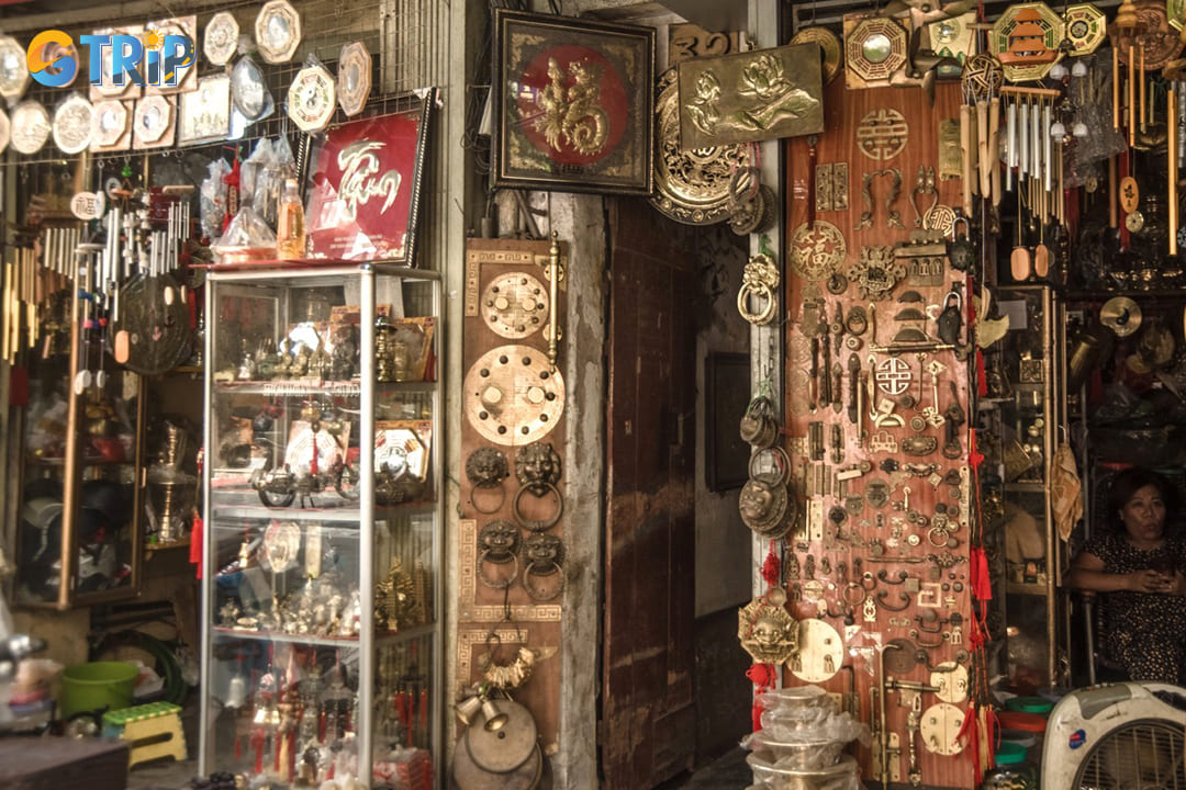 Ngu Xa Bronze Casting Village on Truc Bach Lake dates back to the 15th century, famed for monumental works like the 10-ton Amitabha Buddha at Tran Quoc Pagoda