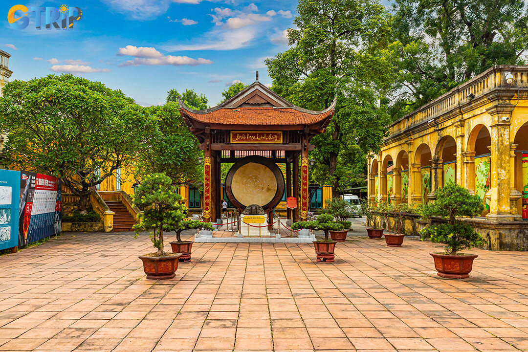 Pair your Flag Tower visit with the nearby Imperial Citadel of Thang Long for a seamless journey through Hanoi’s rich dynastic and cultural legacy
