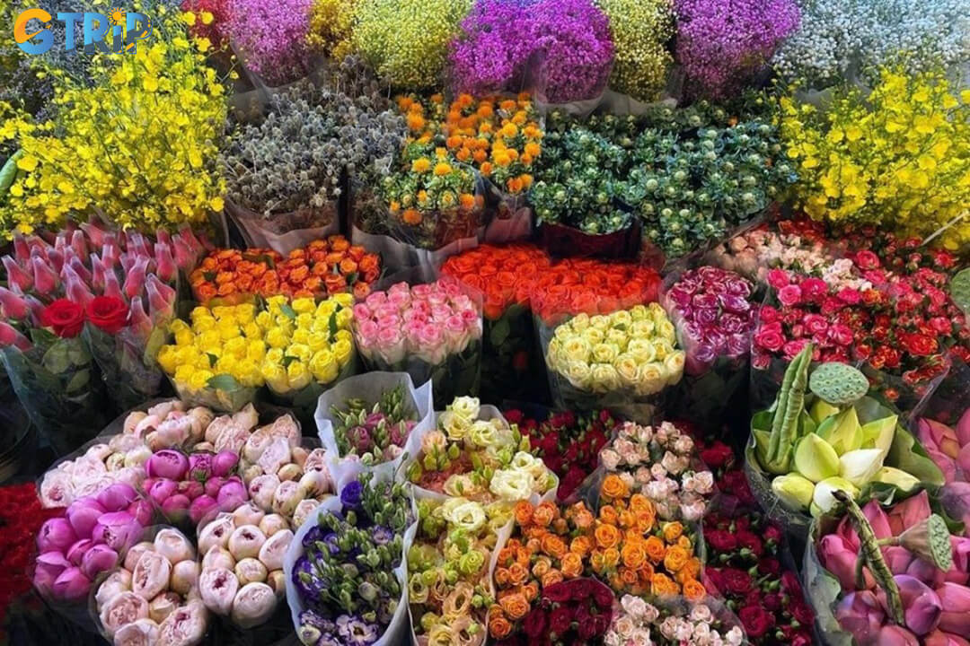 Quang Ba Flower Market is Hanoi’s largest night flower market, famed for its vibrant Tet atmosphere and dazzling variety of fresh, affordable blooms