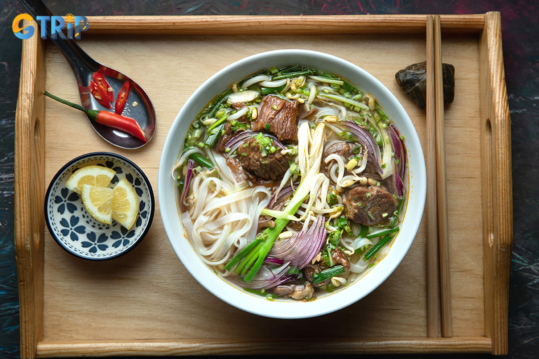 Red wine beef stew pho (pho sot vang) is another recommended option for you to try