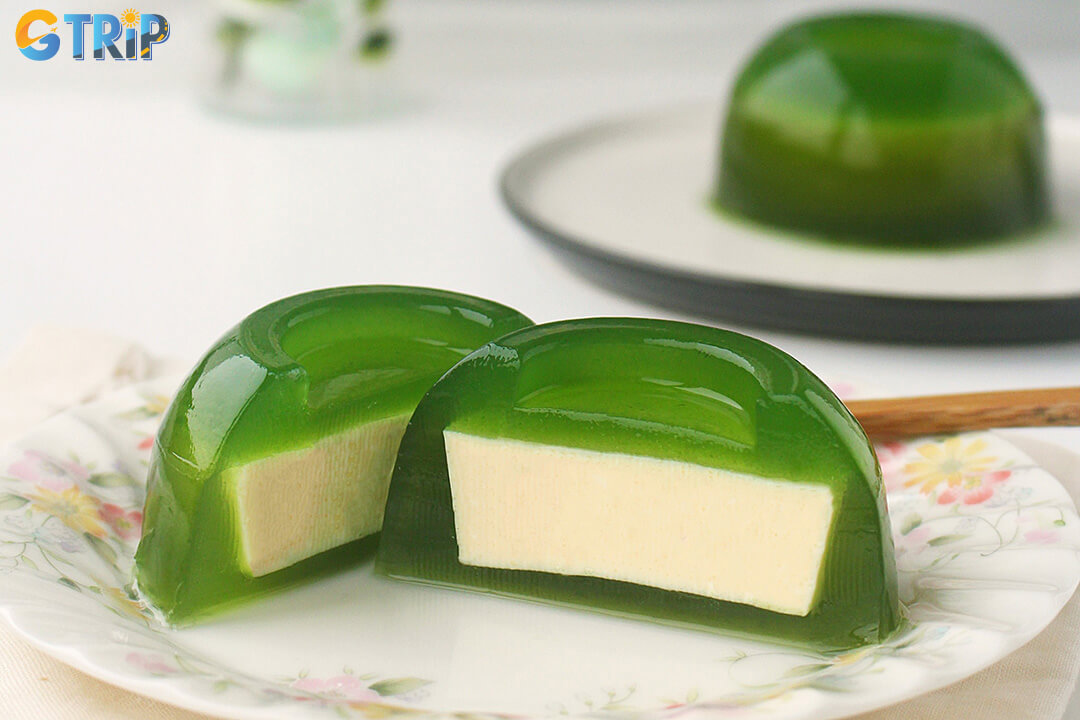 Sam dua pho mai with a unique chewy cheese topping for a one-of-a-kind dessert in Hanoi