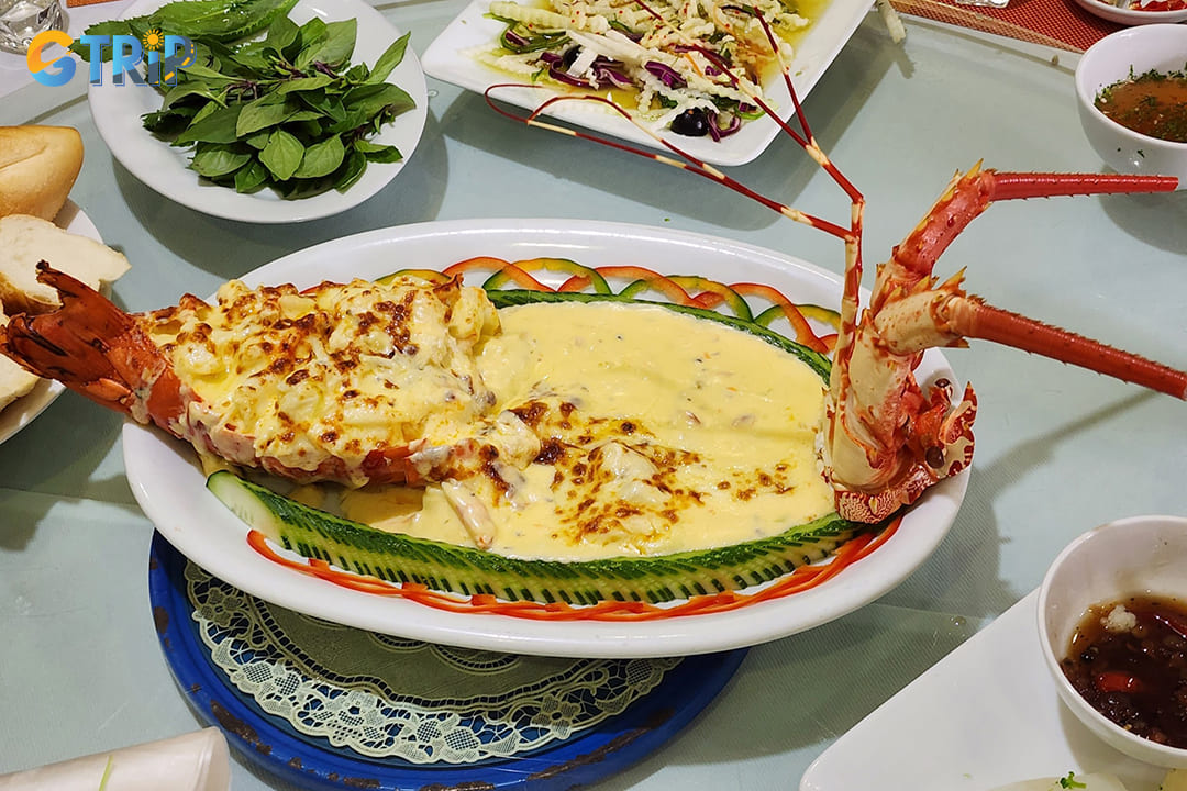 Sam Son Seafood Restaurant serves authentic Central Vietnamese flavors with fresh seafood hotpot, grilled clams, and a lively casual vibe