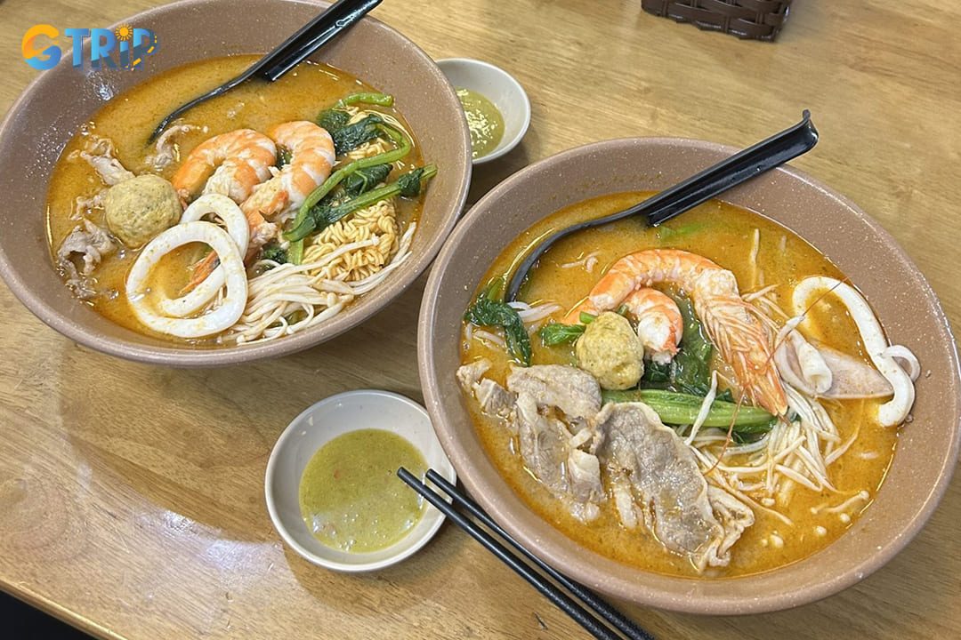 Seafood Noodle 45 Lo Duc in Hai Ba Trung is a legendary Hanoi eatery, renowned for its secret-recipe broth, fresh toppings, and decades of culinary tradition