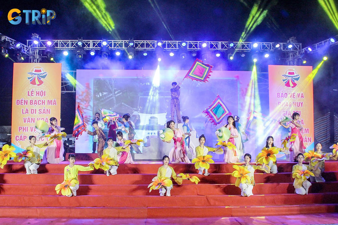 The Bach Ma Temple Festival in Hanoi’s Old Quarter honors the legendary white horse of King Ly Thai To with centuries-old rituals and cultural traditions