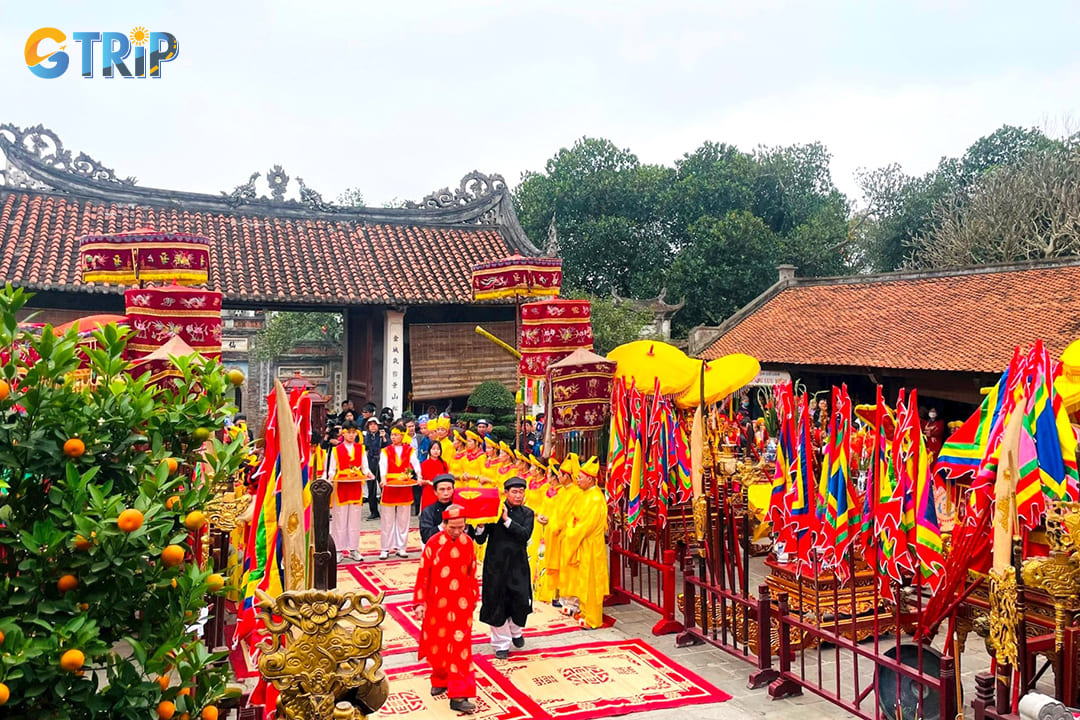 The Co Loa Citadel Festival in Dong Anh honors King An Duong Vuong and Vietnam’s ancient Au Lac Kingdom with vibrant rituals and cultural traditions