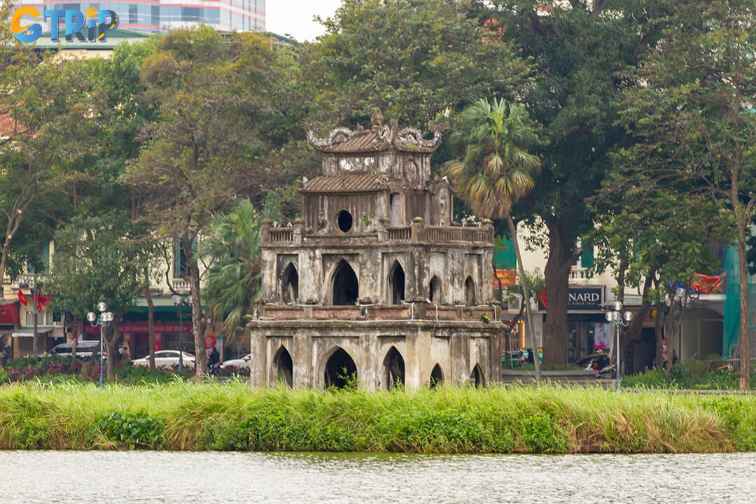 The first floor of Turtle Tower has a rectangular plan with three rooms and 14 Gothic-style arched doors