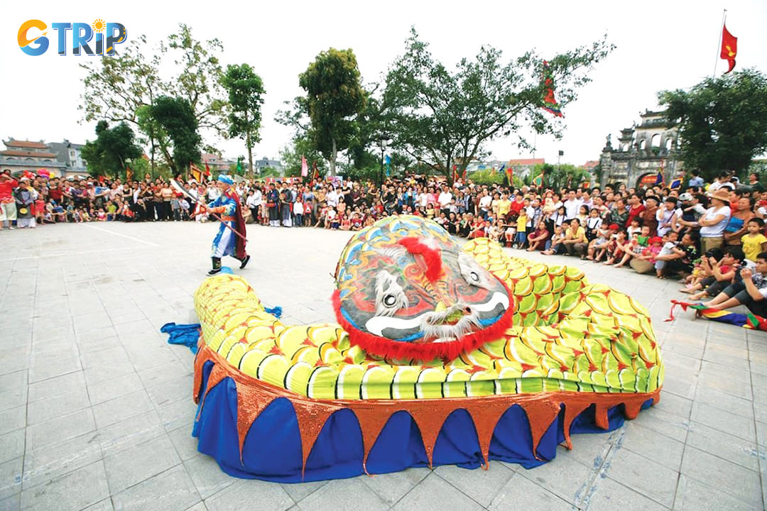 The Le Mat Festival in Gia Lam celebrates the village’s centuries-old snake-raising heritage with vibrant rituals each Lunar March 13