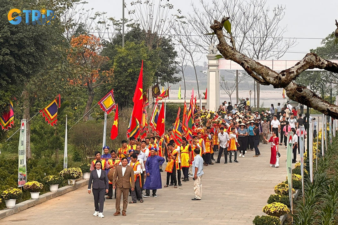 The Tan Vien Son Thanh Festival in Ba Vi honors the Mountain God Son Tinh with worship and cultural celebrations each Lunar January