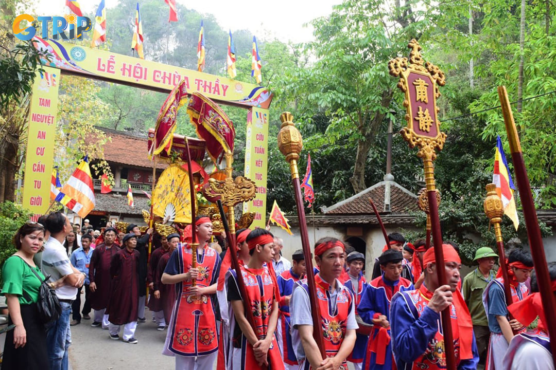 The Thay Pagoda Festival in Quoc Oai honors monk Tu Dao Hanh with rituals and folk performances, blending spirituality and cultural heritage in a serene setting