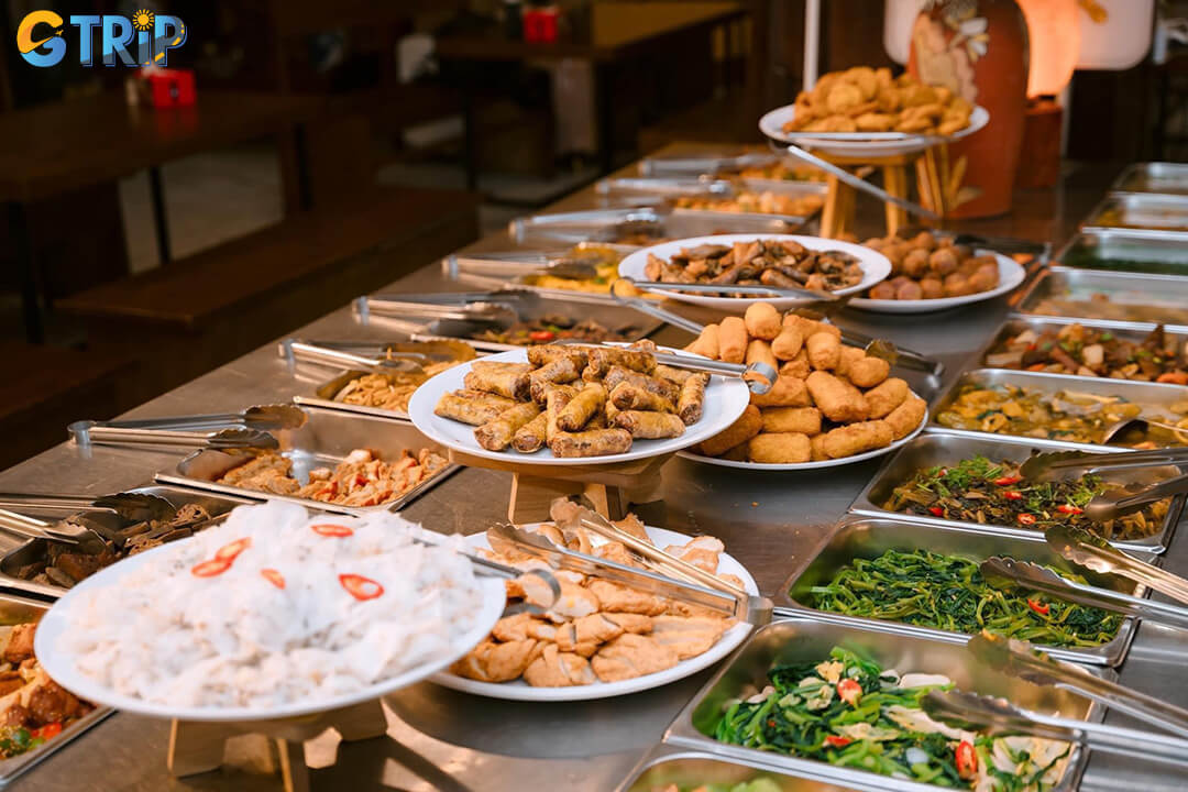 Tinh Thuc Quan is a popular Ba Dinh spot offering an affordable vegetarian buffet with a varied menu that changes regularly for a fresh dining experience