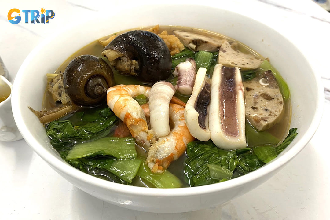 Tun Tun in Hai Ba Trung is a budget-friendly gem serving flavorful, hearty seafood noodles that showcase the best of Hanoi’s street food scene