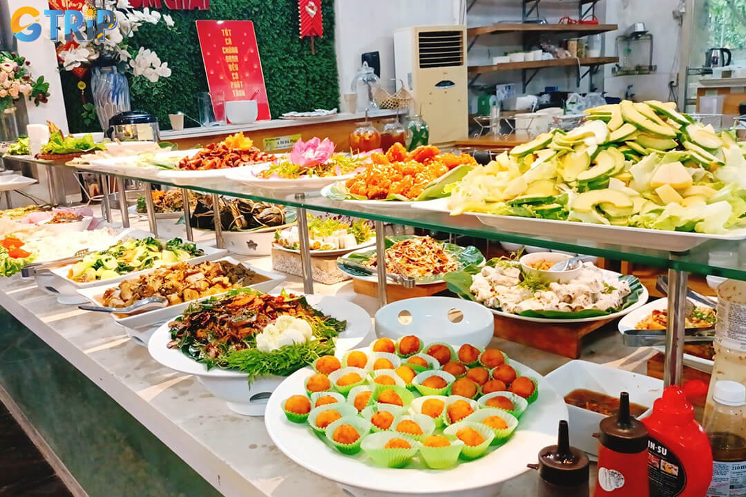 Vo Uu offers a peaceful, affordable vegetarian buffet in Ba Dinh, known for its fresh flavors, diverse dishes, and all-day convenience