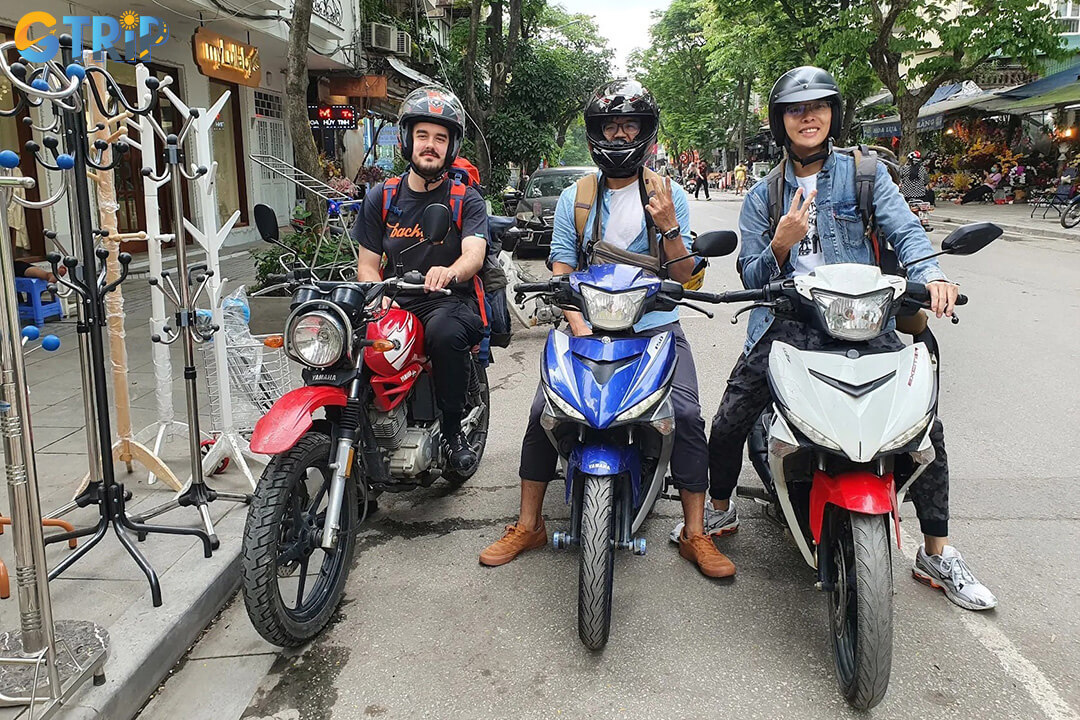 13535 Motorbike Rental in Hoan Kiem specializes in automatic scooters and provides detailed city maps, ideal for first-time riders exploring Hanoi’s Old Quarter