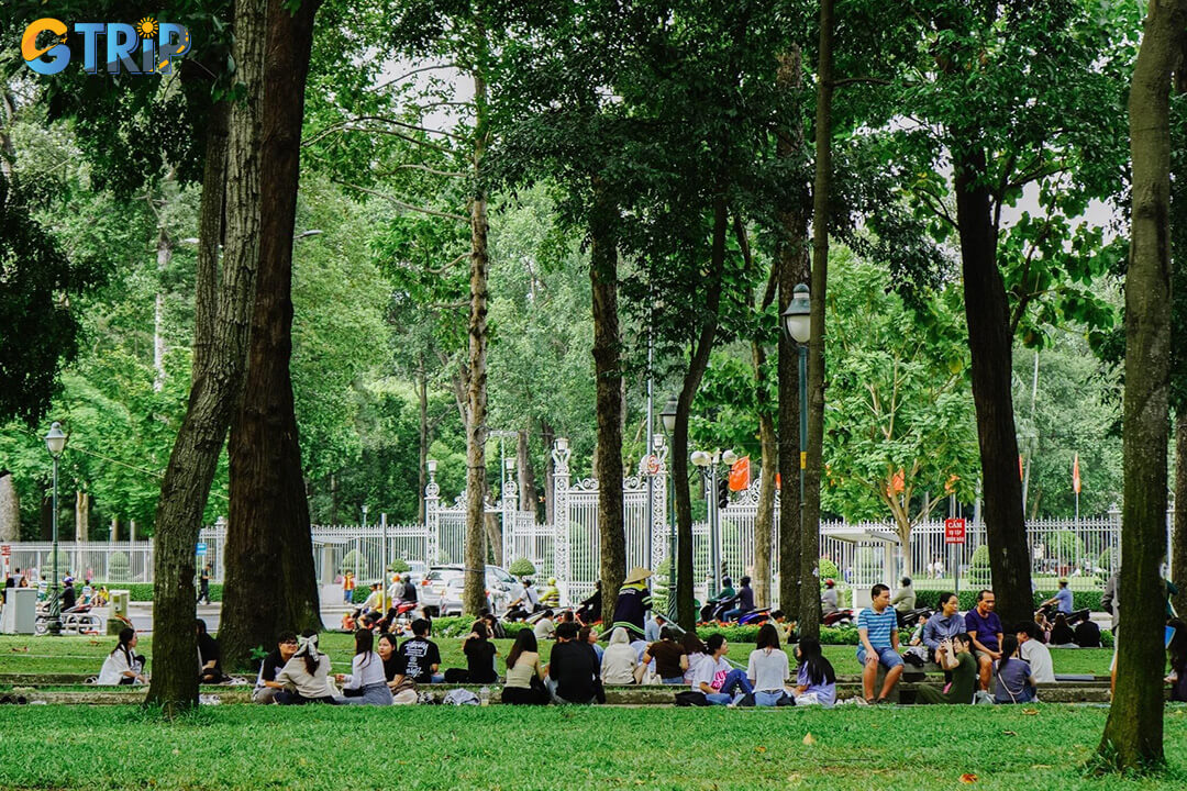 30/4 Park offers a peaceful early-morning coffee experience, where locals jog, practice tai chi, and start their day amidst Saigon’s gentle wake-up rhythm