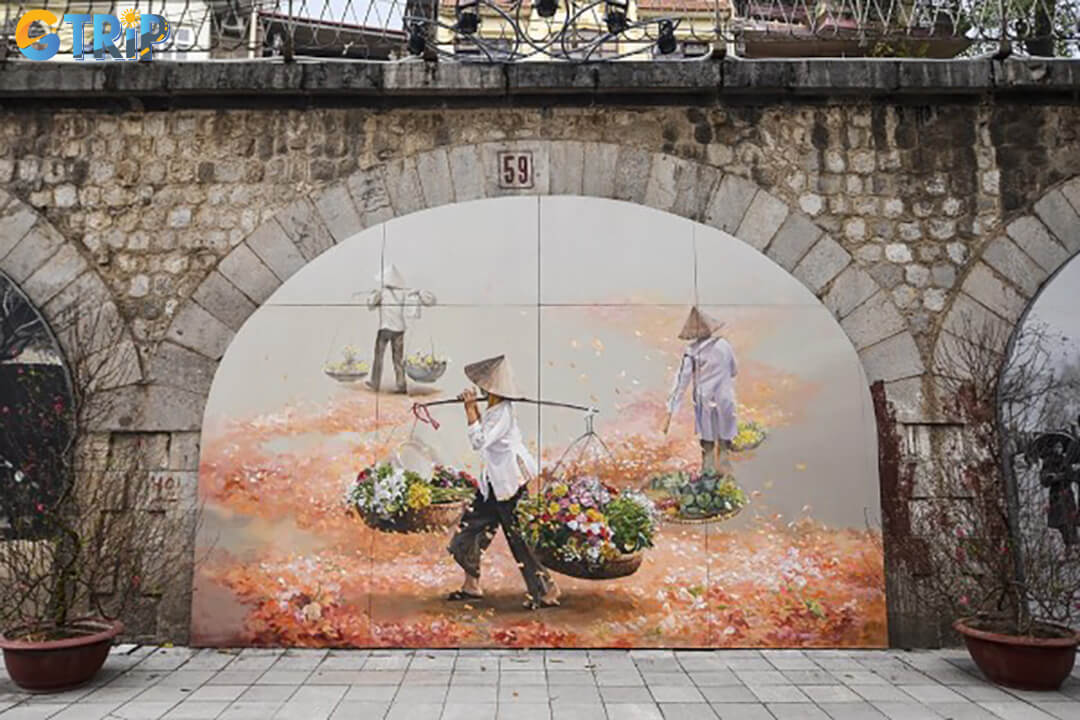 A 200-meter outdoor gallery, Phung Hung Street features vibrant murals and augmented reality experiences that bring Hanoi’s cultural history to life
