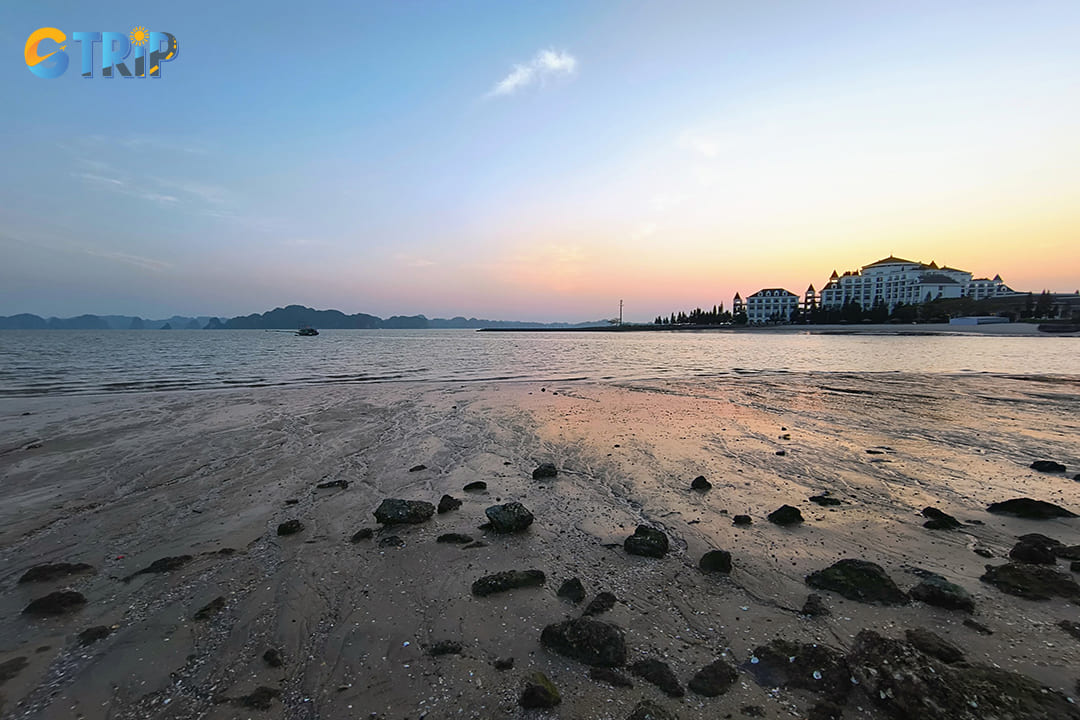 A beautiful sunset at Bai Chay Beach