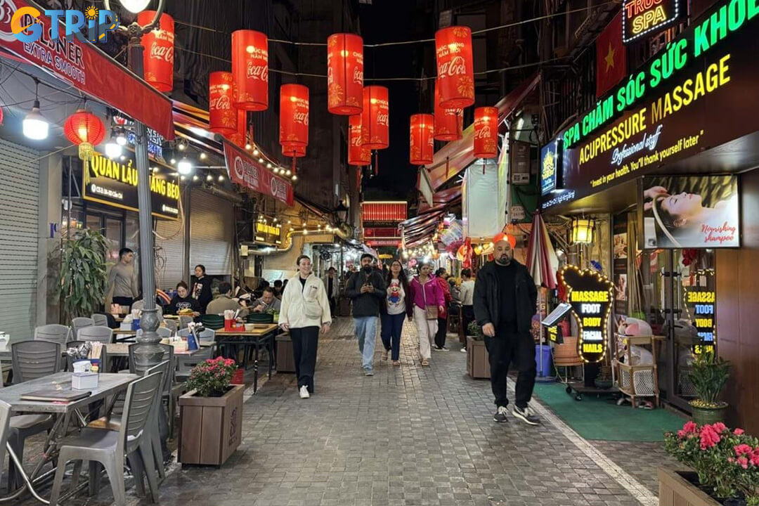 A beloved foodie hotspot, Tong Duy Tan Street comes alive each evening with authentic Vietnamese street eats in the heart of Hanoi’s Old Quarter