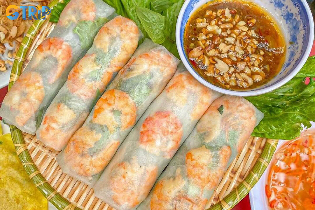 A beloved street-side spot near Bui Vien, Goi Cuon Minh serves consistently fresh, perfectly assembled rolls with an outstanding dipping sauce at an unbeatable price