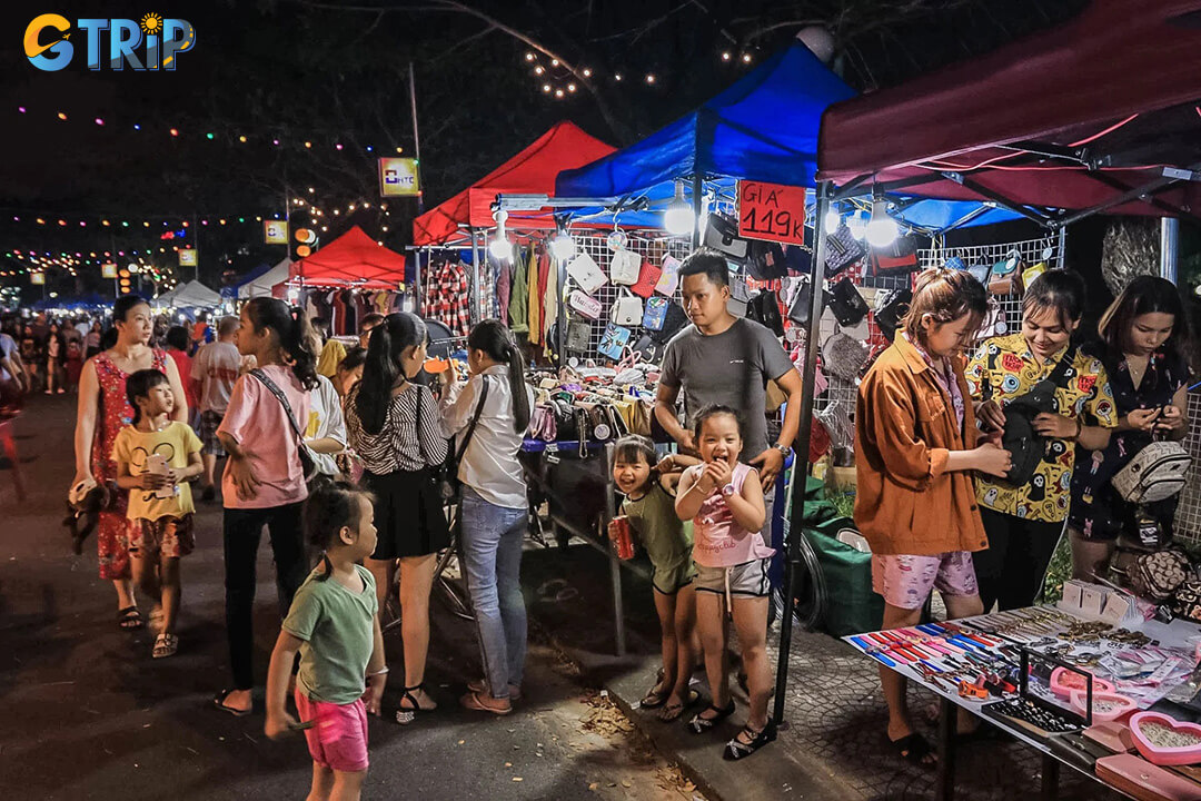 A budget-friendly local market popular with students, Hoa Khanh Night Market offers affordable fashion, everyday goods, and an authentic glimpse into local life in Da Nang