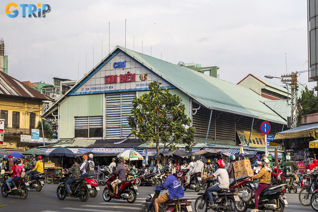 A bustling wholesale hub in the heart of Saigon’s Chinatown, Kim Bien Market offers an authentic glimpse into the city’s raw commercial energy and everyday rhythm