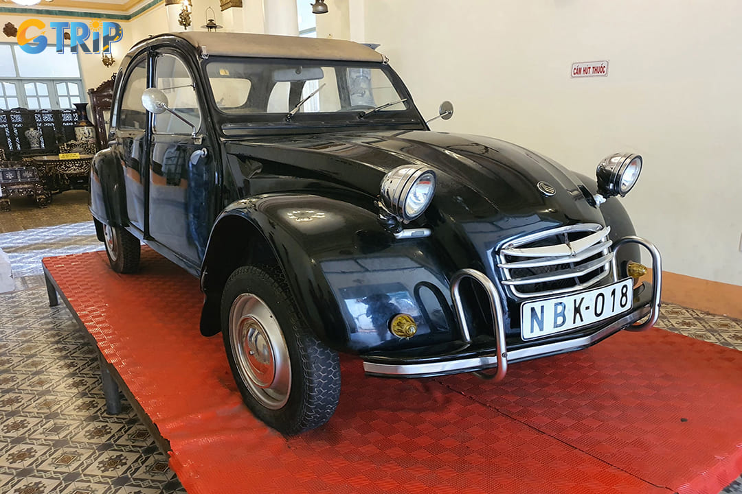 A classic Citroën was a car brand favored by the richest people in Vietnam at that time