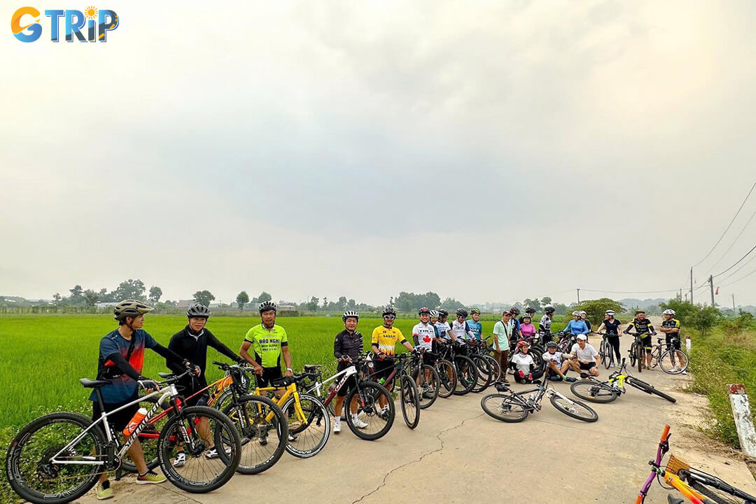 A cultural cycling route to Lai Thieu pottery village, combining peaceful rural roads with traditional craftsmanship and local heritage