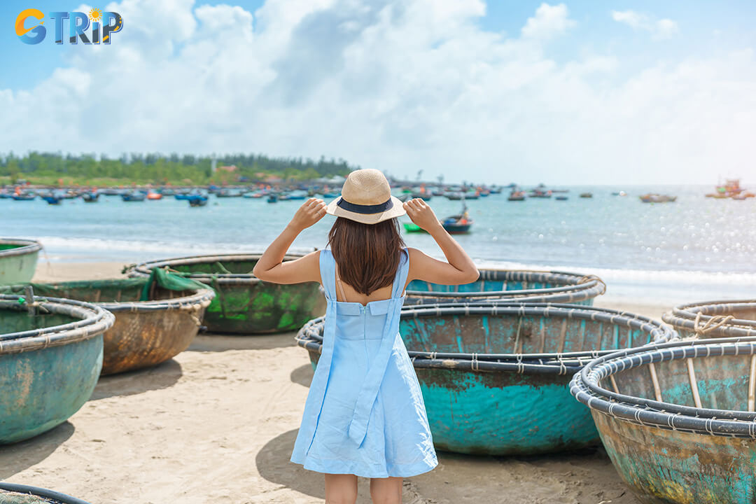 A few practical tips, such as packing sun protection, carrying cash, and visiting during cooler hours, will help ensure a comfortable and enjoyable beach experience