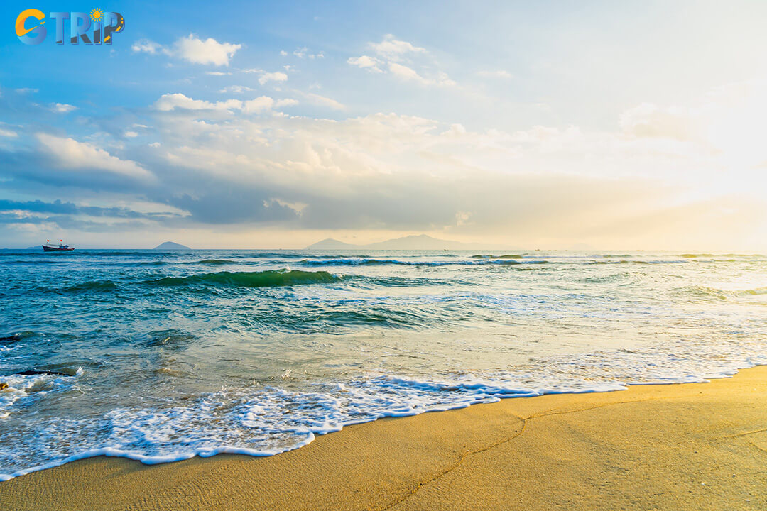 A few simple tips, like sun protection, carrying cash, and checking tides, can help you enjoy a smooth and relaxing day at Cua Dai Beach