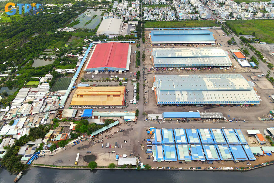 A few smart tips, go early, wear waterproof shoes, bring cash, stay alert, ask before taking photos, and explore with a friend, will help you make the most of your Binh Dien