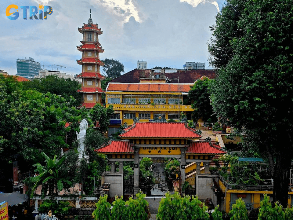 A landmark of modern Vietnamese temple architecture, Xa Loi Buddhist Temple blends contemporary design with traditional spirituality
