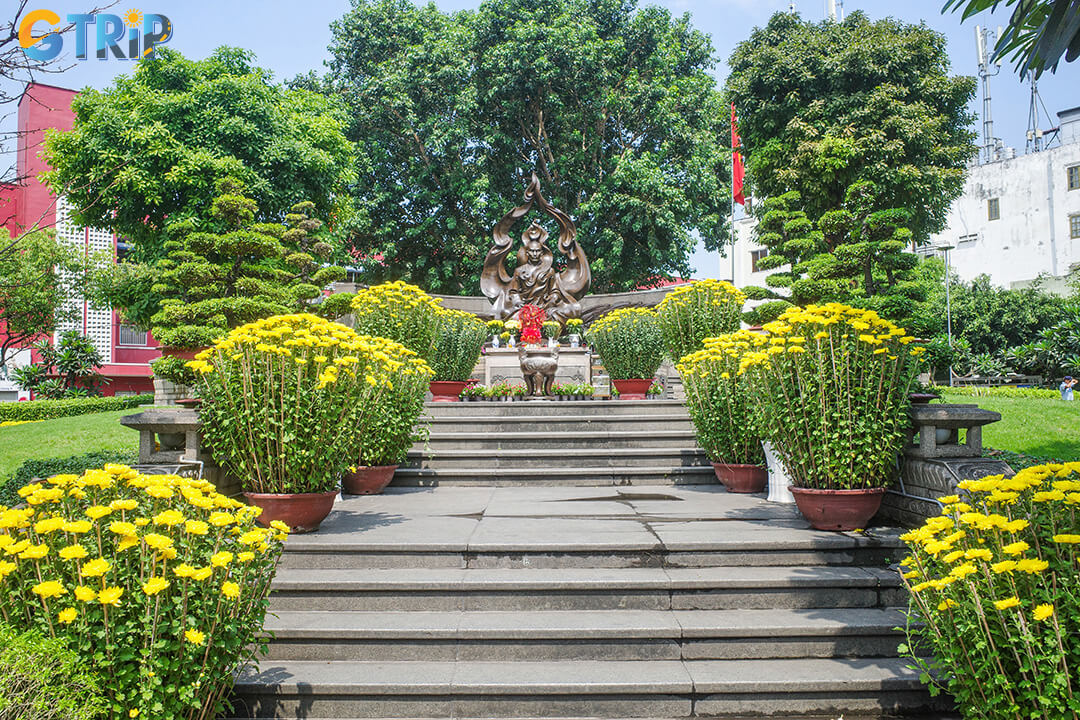 A large bronze incense urn before the statue invites visitors to light incense and pay quiet tribute, following Vietnam’s tradition of honoring revered figures