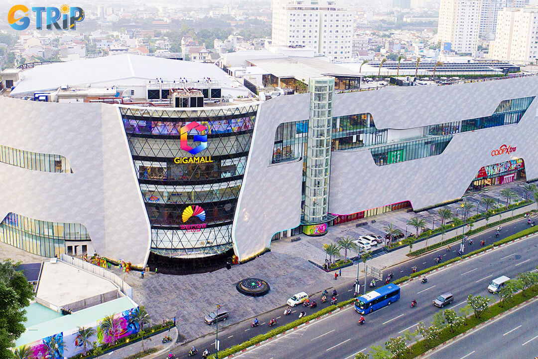 A modern “phygital” mall in Thu Duc blending tech-driven shopping with JP World entertainment, diverse dining, and a rooftop garden with city views