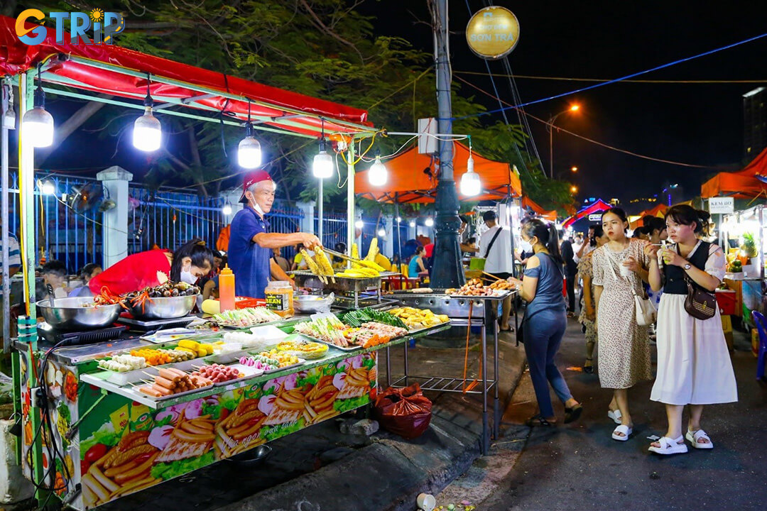 A newer night market with a relaxed, youthful vibe where visitors can enjoy light shopping for trendy accessories while soaking in Da Nang’s casual nightlife atmosphere