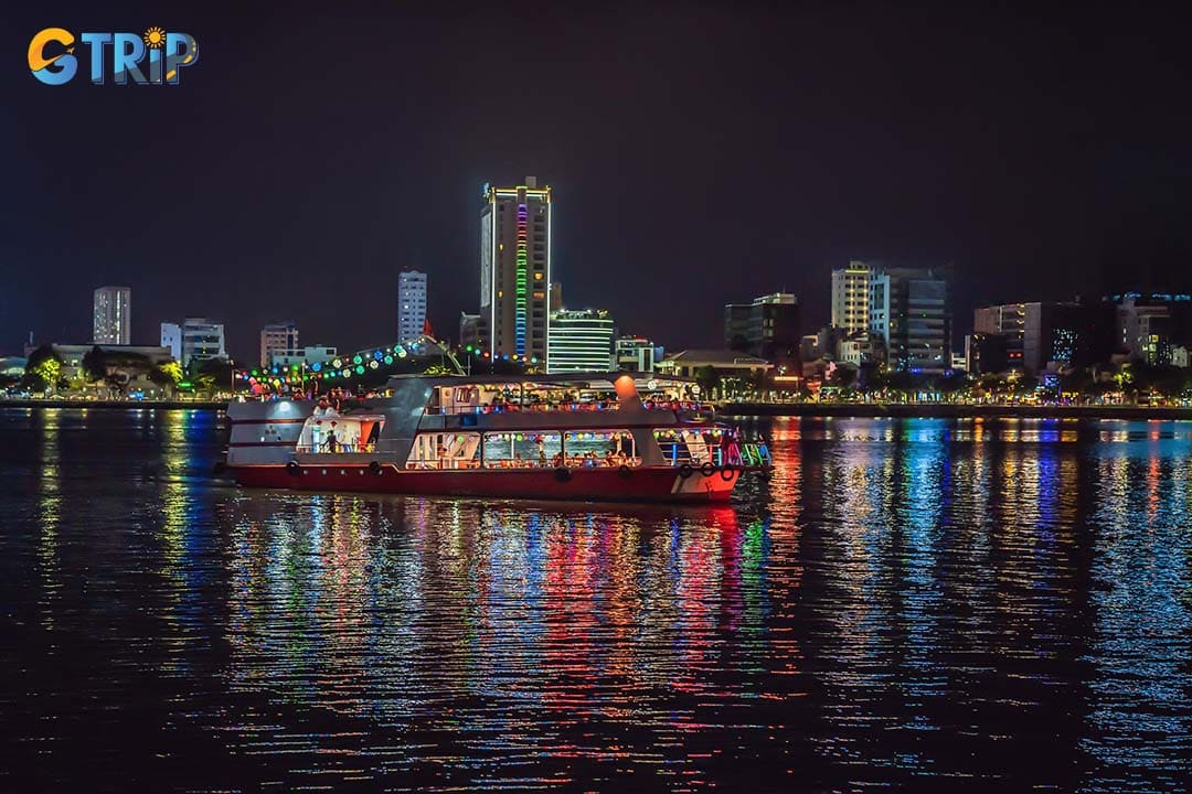A night cruise on the Han River offers a romantic way to admire Da Nang’s glowing bridges, enjoy onboard music and drinks, and watch the Han River Bridge swing
